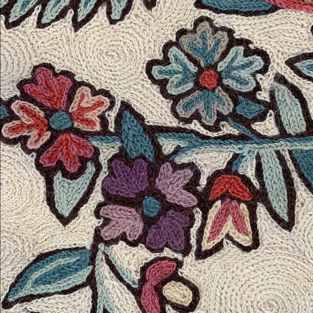 Embroidered rug - Picture 2 of 3